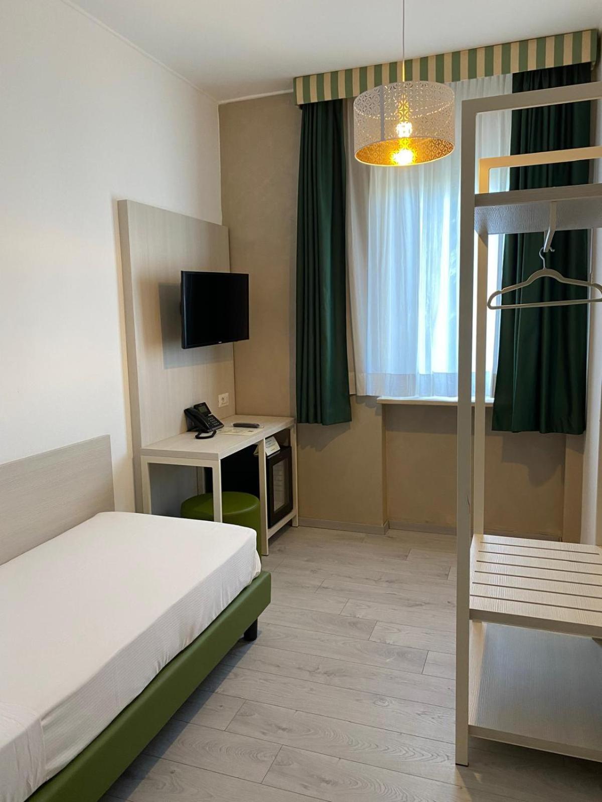 Embassy Hotel Pero