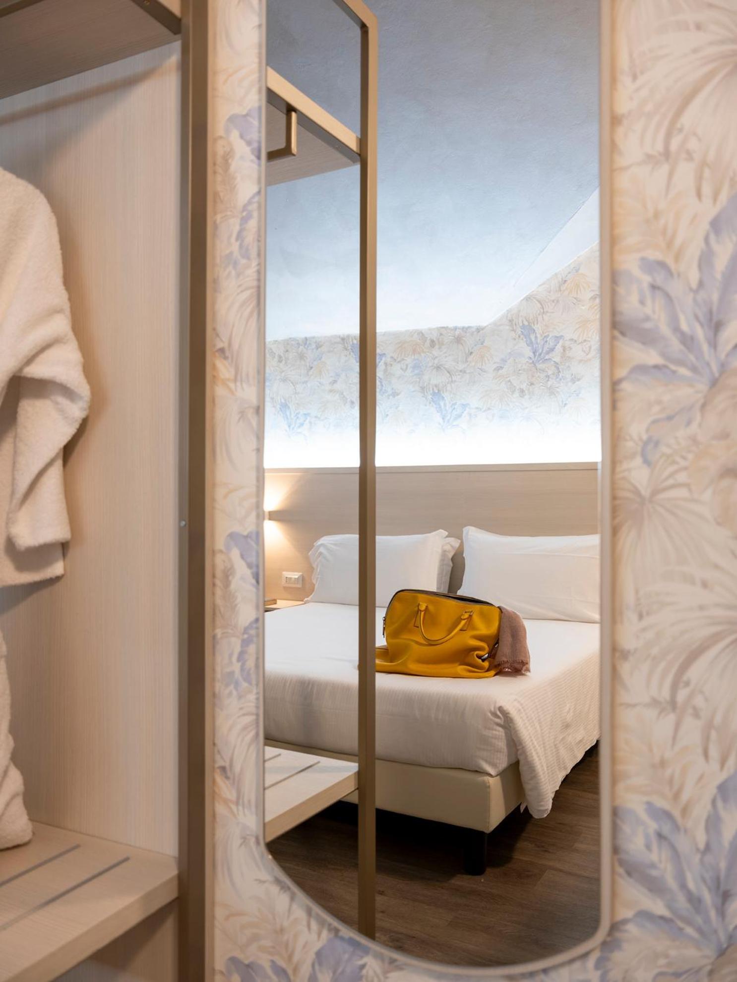 Embassy Hotel 3*